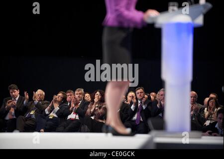 28. September 2011 - Liverpool, England, UK - Schatten der Schatzkanzler ED BALLS begrüßt seine Frau, Schatten Hauptsekretärin, YVETTE COOPER, während ihrer Ansprache an die Delegierten während der Labour-Parteitag in der ACC-Liverpool. (Kredit-Bild: © Mark Makela/ZUMAPRESS.com) Stockfoto