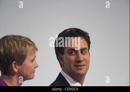 28. September 2011 - Liverpool, England, UK - Schatten Home Secretary YVETTE COOPER und Labour-Chef ED MILIBAND zu reagieren, um während die Labour-Parteitag im ACC Liverpool zu verleihen. (Kredit-Bild: © Mark Makela/ZUMAPRESS.com) Stockfoto