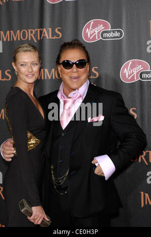 8. November 2011 - Hollywood, Kalifornien, USA - russischen supermodel ANASTASSIJA MAKARENKO und Schauspieler MICKEY ROURKE während der Premiere des neuen Films von Relativitätstheorie die UNSTERBLICHEN, im Nokia Theater L.A. Live. (Kredit-Bild: © Michael Germana/Globe Photos/ZUMAPRESS.com) Stockfoto