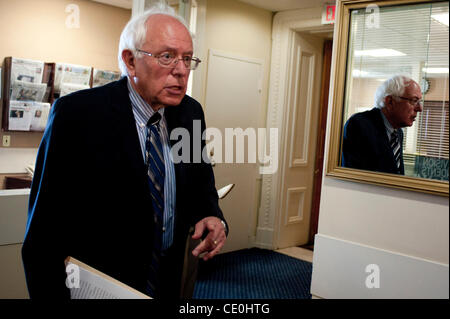 14. September 2011 kommt - Washington, District Of Columbia, US - Senator BERNIE SANDERS (I-VT) für eine Pressekonferenz auf dem Capitol Hill Mittwoch kündigt Rechtsvorschriften um soziale Sicherheit zu gewährleisten. (Bild Kredit: Pete Marovich/ZUMAPRESS.com ©) Stockfoto