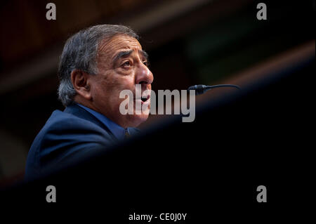 22. September 2011 zeugt - Washington, District Of Columbia, US - Verteidigungsminister LEON PANETTA vor der Senate Armed Services Committee Sitzung vom US-Strategie in Afghanistan und im Irak. Dies war am ehesten Mullen letzter Auftritt vor dem Ausschuss... Dies war Panettas erster Auftritt als Stockfoto
