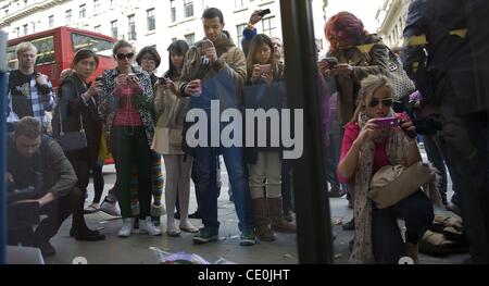 6. Oktober 2011 - Manchester, England, UK - Menschen fotografieren ein Denkmal für visionäre Apple CEO und Mitgründer STEVE JOBS außerhalb der Londoner Regent Street Apple speichern. (Kredit-Bild: © Mark Makela/ZUMAPRESS.com) Stockfoto