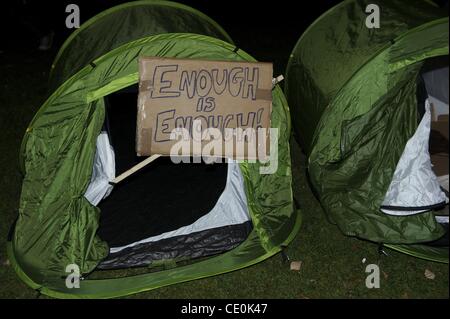 23. Oktober 2011 - London, England, UK - Hunderte von Demonstranten "Besetzen London" ergriff ein anderes Lager am Finsbury Square nach marschieren von St. Pauls Cathedral.  Dies sind zwei der vielen solchen Demonstrationen gegen finanzielle Institutionen auf der ganzen Welt. (Kredit-Bild: © Mark Makela/ZUMAPRESS.com) Stockfoto