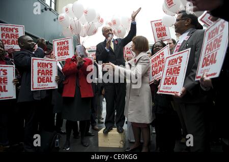 8. November 2011 - startet London, England, UK - verbunden durch Schattenminister Olympics TESSA JOWELL, London Bürgermeisterkandidat KEN LIVINGSTONE ein Aktionstag statt eine Kampagne für niedrigere Preise, treffen Bürgerinnen und Bürger mit der u-Bahn vom Walthamstow und hält eine Seifenkiste Rede in Brixton. (Kredit-Bild: © Ma Stockfoto