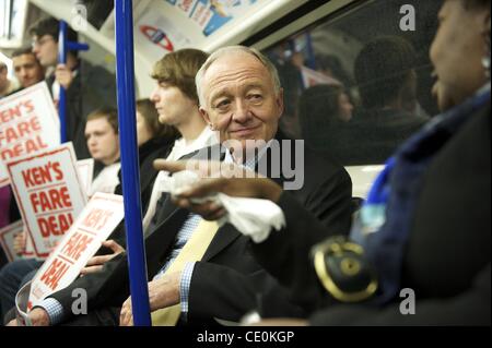 8. November 2011 - startet London, England, UK - London Bürgermeisterkandidat KEN LIVINGSTONE ein Aktionstag statt eine Kampagne für niedrigere Preise, treffen Bürgerinnen und Bürger mit der u-Bahn vom Walthamstow und hält eine Seifenkiste Rede in Brixton. (Kredit-Bild: © Mark Makela/ZUMAPRESS.com) Stockfoto