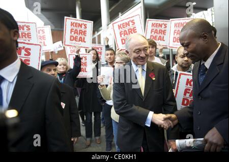 8. November 2011 - startet London, England, UK - London Bürgermeisterkandidat KEN LIVINGSTONE ein Aktionstag statt eine Kampagne für niedrigere Preise, treffen Bürgerinnen und Bürger mit der u-Bahn vom Walthamstow und hält eine Seifenkiste Rede in Brixton. (Kredit-Bild: © Mark Makela/ZUMAPRESS.com) Stockfoto