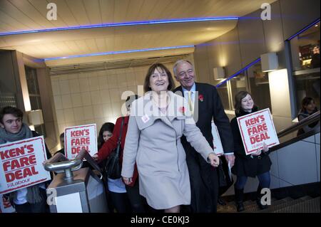 8. November 2011 - startet London, England, UK - verbunden durch Schattenminister Olympics TESSA JOWELL, London Bürgermeisterkandidat KEN LIVINGSTONE ein Aktionstag statt eine Kampagne für niedrigere Preise, treffen Bürgerinnen und Bürger mit der u-Bahn vom Walthamstow und hält eine Seifenkiste Rede in Brixton. (Kredit-Bild: © Ma Stockfoto