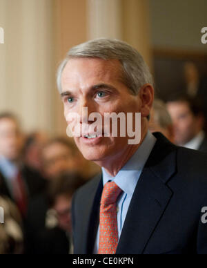 15. Februar 2011 spricht über die Probleme mit Präsident Obama Budget - Washington, District Of Columbia, US - Senator ROBERT PORTMAN (R -OH) an die Presse. (Bild Kredit: Pete Marovich/ZUMAPRESS.com ©) Stockfoto