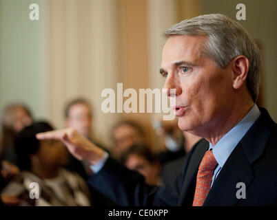 15. Februar 2011 spricht über die Probleme mit Präsident Obama Budget - Washington, District Of Columbia, US - Senator ROBERT PORTMAN (R -OH) an die Presse. (Bild Kredit: Pete Marovich/ZUMAPRESS.com ©) Stockfoto