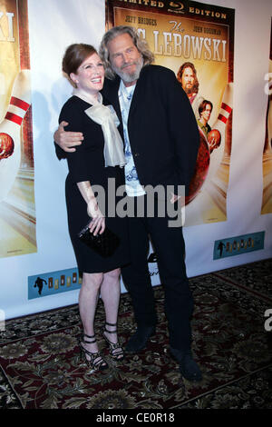16. August 2011 - New York, New York, USA - Julianne Moore und Jeff Bridges für die Limited Edition Blu-Ray Veröffentlichung von "The Big Lebowski'' im Hammerstein Ballroom in New York am 16. August 2011 ankommen. (Kredit-Bild: © Sharon Neetles/Globe Photos/ZUMAPRESS.com) Stockfoto