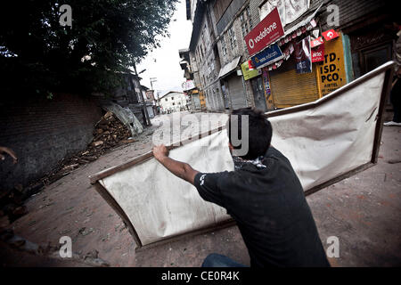 Kashmiri muslimischen Stein Pelter während einer Straße Protestaktion mit dem indischen paramilitärische und Polizei in der Innenstadt von Srinagar. Protest in Nowhatta Bereich Steinwürfe von Jugendlichen gegen die indischen Herrschaft im umstrittenen Gebiet von Kaschmir, hielt dem Anti-Indien Gefühl tief unter der Mehrheit Musli ausgeführt wird Stockfoto