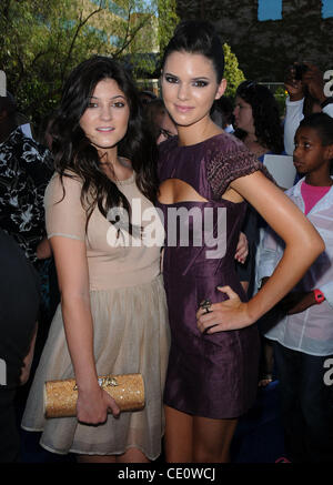 7. August 2011 kommt - Los Angeles, Kalifornien, USA - KYLIE & KENDALL JENNER für den Teen Choice Awards 2011 auf der Gibson Ampitheater. (Kredit-Bild: © Lisa O'Connor/ZUMAPRESS.com) Stockfoto