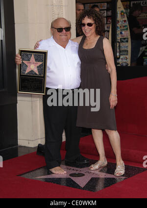 17. August 2011 - Hollywood, Kalifornien, USA - Danny Devito bekommt Stern auf dem Walk of Fame. (Kredit-Bild: © Lisa O'Connor/ZUMAPRESS.com) Stockfoto