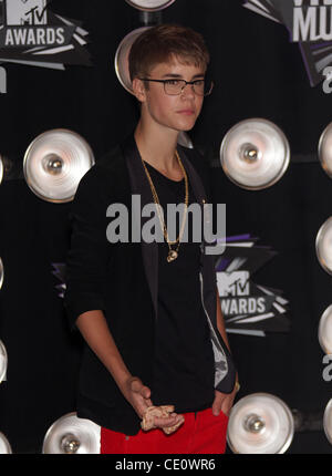 28. August 2011 kommt - Los Angeles, Kalifornien, USA - JUSTIN BIEBER für den 2011 Mtv Video Music Awards im Nokia Theatre statt. (Kredit-Bild: © Lisa O'Connor/ZUMAPRESS.com) Stockfoto