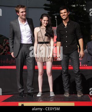 2. November 2011 - Hollywood, Kalifornien, US - Schauspieler ROBERT PATTINSON, KRISTEN STEWART und TAYLOR LAUTNER der Saga "Twilight" bei der Hand und Fußabdruck Zeremonie außerhalb Graumans Chinese Theatre. (Kredit-Bild: © Lisa O'Connor/ZUMAPRESS.com) Stockfoto