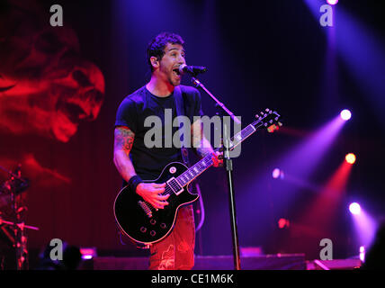 10. August 2011 - Dallas, Texas, USA - führen Sänger Sully Erna des Heavy Metal Rock Band Godsmack führt live auf der Bühne die Rockstar Energy Drink Mayhem Festival im Gexa Energy Pavillion in Dallas, Texas (Credit-Bild: © Albert Pena/Southcreek Global/ZUMAPRESS.com) Stockfoto