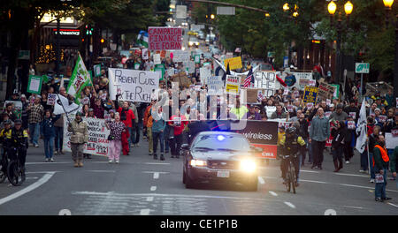 26. Oktober 2011 besetzen Portland - Portland, Oregon, Vereinigte Staaten von Amerika - Demonstranten gemeinsam mit Gewerkschaften Mittwoch und Marsch durch die Straßen von Portland, endet in Pioneer Square. (Kredit-Bild: © Jim Z. Rider/ZUMAPRESS.com) Stockfoto