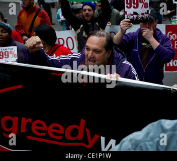 26. Oktober 2011 März - Portland, Oregon, Vereinigte Staaten von Amerika - Gewerkschaft Mitglieder und Portland besetzen Demonstranten durch die Straßen von Portland Mittwoch, endet in Pioneer Square. (Kredit-Bild: © Jim Z. Rider/ZUMAPRESS.com) Stockfoto