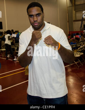 24. Juli 2011 - Philadelphia, PA, USA - Schwergewichtsboxer, EDDIE CHAMBERS, bei den gesunden Reifen/Asthma-Vorführungen für Kinder, im St.-Josephs Universität, gesponsert von THE KEYSTONE Barmherzigkeit GESUNDHEITSPLAN in Philadelphia PA statt (Credit-Bild: © Ricky Fitchett/ZUMAPRESS.com) Stockfoto