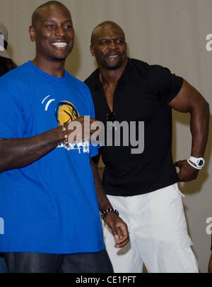 24. Juli 2011 - Philadelphia, PA, USA - Schauspieler, TYRESE GIBSON und TERRY CREWS auf den gesunden Reifen/Asthma-Vorführungen für Kinder, im St.-Josephs Universität, gesponsert von THE KEYSTONE Barmherzigkeit GESUNDHEITSPLAN in Philadelphia PA statt (Credit-Bild: © Ricky Fitchett/ZUMAPRESS.com) Stockfoto