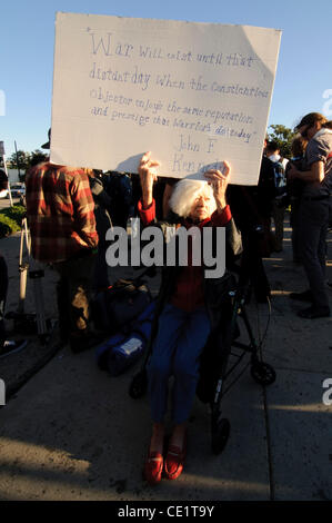 Gloria Elias, Alter von 81 Jahren zitiert Kennedy außerhalb der Weswood Federal Building, am 10. Jahrestag des Afghanistan-Krieg zu protestieren. Stockfoto