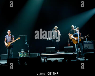 26. Oktober 2011 - Philadelphia, PA - legendären Rockstar STING, die live im Turm-Theater in Philadelphia PA. Sting war in Philadelphia mit seinem '' Back To Bass''-Tour. (Bild Kredit: Ricky Fitchett/ZUMAPRESS.com ©) Stockfoto