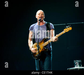 26. Oktober 2011 - Philadelphia, PA - legendären Rockstar STING, die live im Turm-Theater in Philadelphia PA. Sting war in Philadelphia mit seinem '' Back To Bass''-Tour. (Bild Kredit: Ricky Fitchett/ZUMAPRESS.com ©) Stockfoto