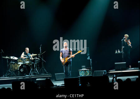 26. Oktober 2011 - Philadelphia, PA - legendären Rockstar STING, die live im Turm-Theater in Philadelphia PA. Sting war in Philadelphia mit seinem '' Back To Bass''-Tour. (Bild Kredit: Ricky Fitchett/ZUMAPRESS.com ©) Stockfoto