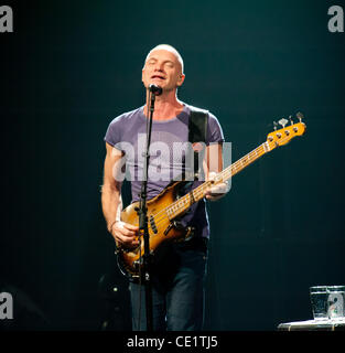 26. Oktober 2011 - Philadelphia, PA - legendären Rockstar STING, die live im Turm-Theater in Philadelphia PA. Sting war in Philadelphia mit seinem '' Back To Bass''-Tour. (Bild Kredit: Ricky Fitchett/ZUMAPRESS.com ©) Stockfoto