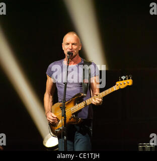 26. Oktober 2011 - Philadelphia, PA - legendären Rockstar STING, die live im Turm-Theater in Philadelphia PA. Sting war in Philadelphia mit seinem '' Back To Bass''-Tour. (Bild Kredit: Ricky Fitchett/ZUMAPRESS.com ©) Stockfoto