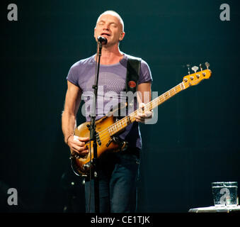 26. Oktober 2011 - Philadelphia, PA - legendären Rockstar STING, die live im Turm-Theater in Philadelphia PA. Sting war in Philadelphia mit seinem '' Back To Bass''-Tour. (Bild Kredit: Ricky Fitchett/ZUMAPRESS.com ©) Stockfoto