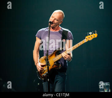 26. Oktober 2011 - Philadelphia, PA - legendären Rockstar STING, die live im Turm-Theater in Philadelphia PA. Sting war in Philadelphia mit seinem '' Back To Bass''-Tour. (Bild Kredit: Ricky Fitchett/ZUMAPRESS.com ©) Stockfoto