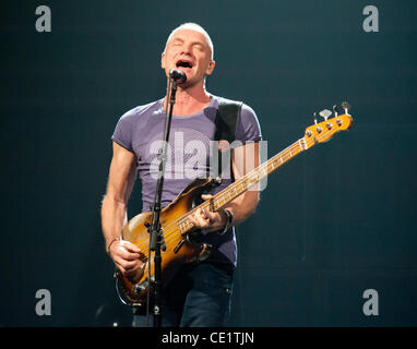 26. Oktober 2011 - Philadelphia, PA - legendären Rockstar STING, die live im Turm-Theater in Philadelphia PA. Sting war in Philadelphia mit seinem '' Back To Bass''-Tour. (Bild Kredit: Ricky Fitchett/ZUMAPRESS.com ©) Stockfoto