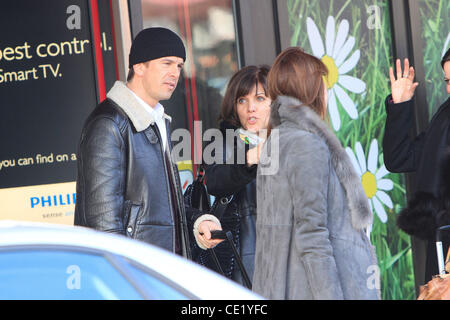 Markus Lanz mit seiner neuen Freundin Angela Gressmann trifft seine Ex-Freundin Birgit Schrowange am Flughafen Tegel. Berlin, Deutschland - 04.02.2012 Stockfoto