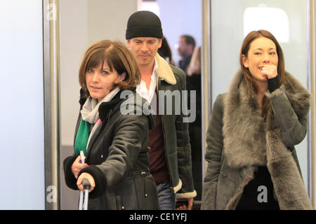 Markus Lanz mit seiner neuen Freundin Angela Gressmann trifft seine Ex-Freundin Birgit Schrowange am Flughafen Tegel. Berlin, Deutschland - 04.02.2012 Stockfoto