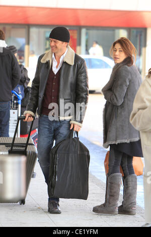 Markus Lanz mit seiner neuen Freundin Angela Gressmann trifft seine Ex-Freundin Birgit Schrowange am Flughafen Tegel. Berlin, Deutschland - 04.02.2012 Stockfoto