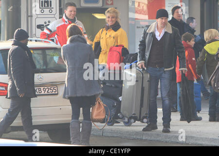 Markus Lanz mit seiner neuen Freundin Angela Gressmann trifft seine Ex-Freundin Birgit Schrowange am Flughafen Tegel. Berlin, Deutschland - 04.02.2012 Stockfoto