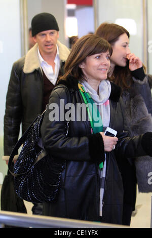 Markus Lanz mit seiner neuen Freundin Angela Gressmann trifft seine Ex-Freundin Birgit Schrowange am Flughafen Tegel. Berlin, Deutschland - 04.02.2012 Stockfoto