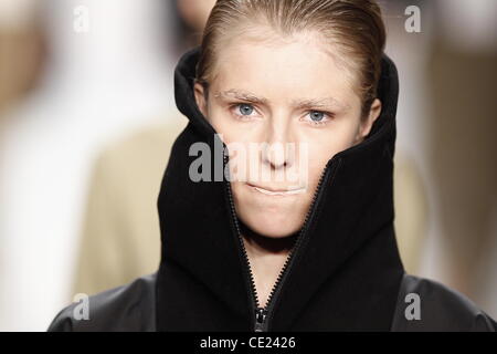 Modell - Catwalk - Patrick Mohr Fashion show am Mercedes Benz Fashion Week Berlin Herbst/Winter 2011 im Fashion-Zelt auf dem Bebelplatz Quadrat. Berlin, Deutschland - 19.01.2011 Stockfoto