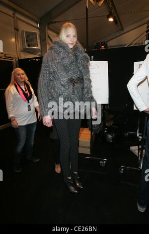 Modell - Backstage - Dawid Tomaszewski Fashion show am Mercedes Benz Fashion Week Berlin Herbst/Winter 2011 im Mode-Zelt auf dem Bebelplatz Platz. Berlin, Deutschland - 20.01.2011 Stockfoto