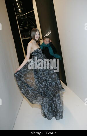 Modell - Backstage - Dawid Tomaszewski Fashion show am Mercedes Benz Fashion Week Berlin Herbst/Winter 2011 im Mode-Zelt auf dem Bebelplatz Platz. Berlin, Deutschland - 20.01.2011 Stockfoto