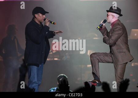 Jan Delay und Xavier Naidoo Durchführung Leben "Wir geschlagen Mehr" Veranstaltung in der O2 World Arena. Hamburg, Deutschland - 13.01.11 Stockfoto