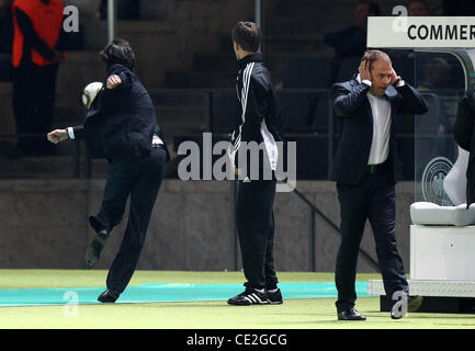 Jogi Loew kickt einen Ball nach einem erfolglosen bewegen, Deutschland vs. Türkei Euro Cup 2012-Qualifikation am Olympiastadion. Berlin, Deutschland - 08.10.2010 Stockfoto