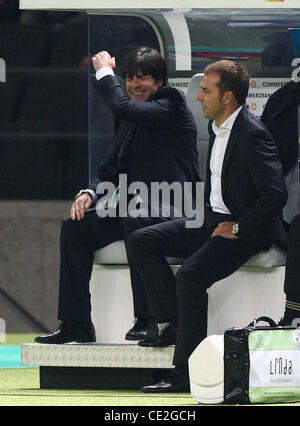 Jogi Loew, Hansi Flick, Deutschland vs. Türkei EM 2012 Qualifikation im Olympiastadion. Berlin, Deutschland - 08.10.2010 Stockfoto