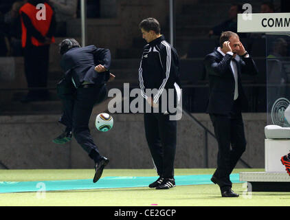 Jogi Loew kickt einen Ball nach einem erfolglosen bewegen, Deutschland vs. Türkei Euro Cup 2012-Qualifikation am Olympiastadion. Berlin, Deutschland - 08.10.2010 Stockfoto