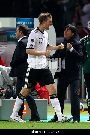 Jogi Loew und Per Mertesacker nach dem 2:0, Deutschland vs. Türkei Euro Cup 2012-Qualifikation am Olympiastadion. Berlin, Deutschland - 08.10.2010 Stockfoto