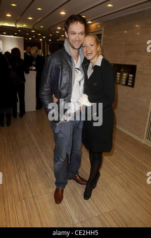 Nina Friederike Gnaedig Und Aleksander Radenkovic bei der Premiere von "sterben Wanderhure' an Astor Film Lounge Berlin - 29.09.10 Stockfoto