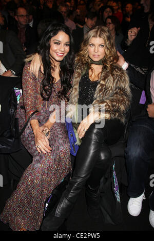 Vanessa Hudgens und Fergie, aka Stacy Ann Ferguson Mercedes-Benz IMG New York Fashion Week Herbst 2011 - Anna Sui - Front Row New York City, USA - 16.02.11 Stockfoto