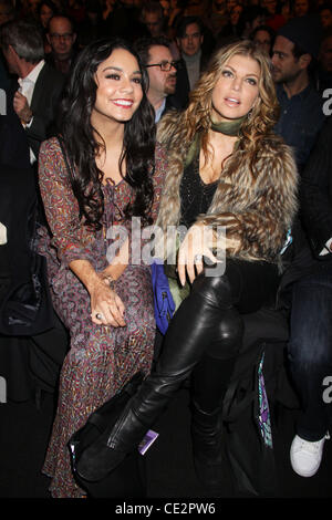 Vanessa Hudgens und Fergie, aka Stacy Ann Ferguson Mercedes-Benz IMG New York Fashion Week Herbst 2011 - Anna Sui - Front Row New York City, USA - 16.02.11 Stockfoto