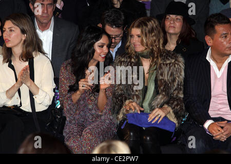 Vanessa Hudgens und Fergie, aka Stacy Ann Ferguson Mercedes-Benz IMG New York Fashion Week Herbst 2011 - Anna Sui - Front Row New York City, USA - 16.02.11 Stockfoto